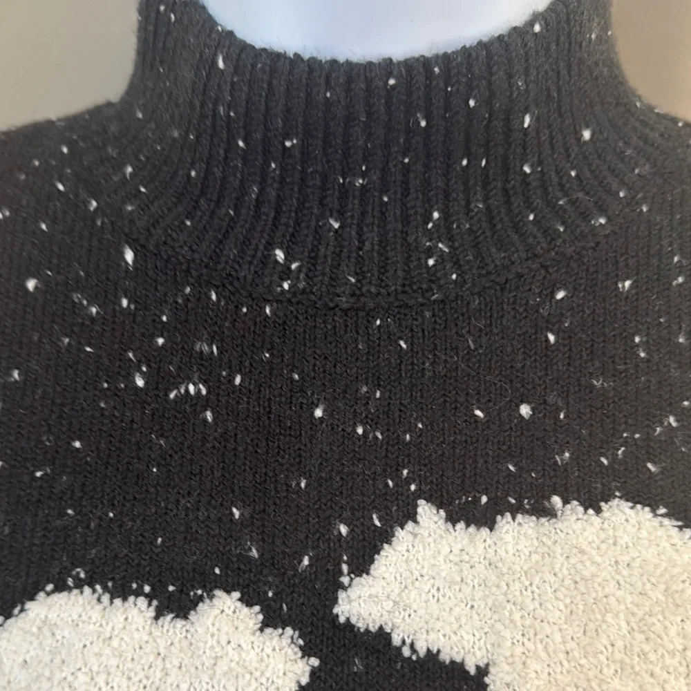 Black Sweater with Polar Bear Design - Picture 4 of 12